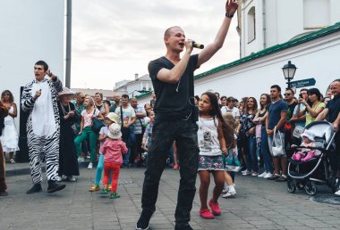 Eylül, 1, 2018 - Minsk, Beyaz Rusya: adam mikrofon şarkı bir grup insan önünde sokakta