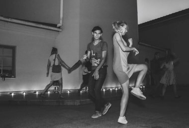 Ağustos, 4, 2018 - Minsk, Beyaz Rusya: siyah ve beyaz atış erkek ve kadın olay sırasında dans