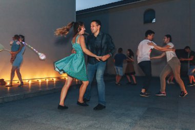 Ağustos, 4, 2018 - Minsk, Beyaz Rusya: Erkek ve kadın olay sırasında dans