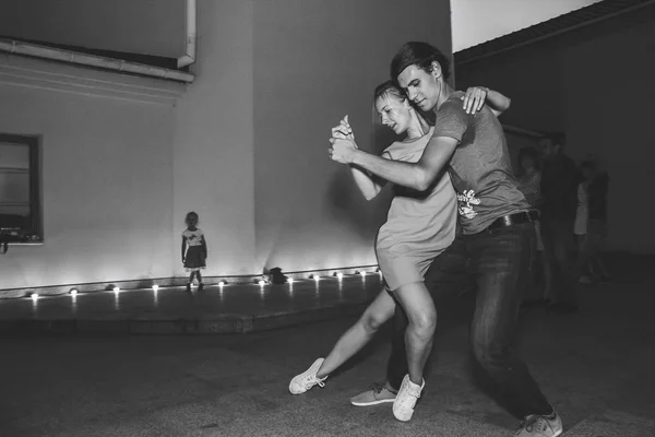 Agosto 2018 Minsk Bielorrusia Foto Blanco Negro Hombres Mujeres Bailando — Foto de Stock