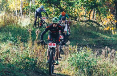 Ekim, 14, 2018 - Minsk, Beyaz Rusya: 2018 Olimpiyat çapraz ülke Kupası Xco Medvezhino, orman yolu boyunca bisiklet sürme erkekler içinde