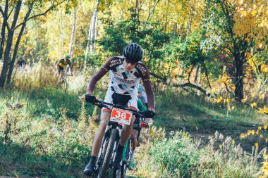 Ekim, 14, 2018 - Minsk, Beyaz Rusya: 2018 Olimpiyat çapraz ülke Kupası Xco Medvezhino, orman yolu boyunca bisiklet sürme erkekler içinde