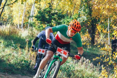 Ekim, 14, 2018 - Minsk, Beyaz Rusya: 2018 Olimpiyat çapraz ülke Kupası Xco Medvezhino, orman yolu boyunca bisiklet sürme erkekler içinde