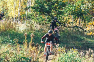Ekim, 14, 2018 - Minsk, Beyaz Rusya: 2018 Olimpiyat çapraz ülke Kupası Xco Medvezhino, orman yolu boyunca bisiklet sürme erkekler içinde