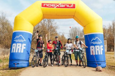 15 Nisan 2018, Krevo, Beyaz Rusya, Beetle iz: Grup bisiklet etap finiş hattı üzerinde duran