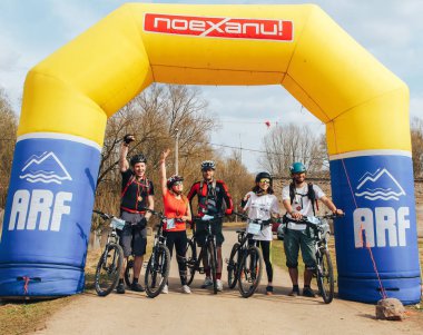 15 Nisan 2018, Krevo, Beyaz Rusya, Beetle iz: Grup bisiklet etap finiş hattı üzerinde duran