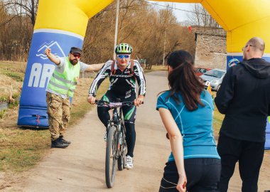 15 Nisan 2018, Krevo, Beyaz Rusya, Beetle iz: bisikletçi yarış bitiş çizgisinde gelen