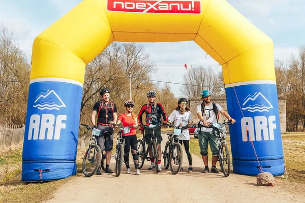 Abril 2018 Krevo Bielorrusia Beetle Trail Grupo Ciclistas Línea Meta — Foto de Stock