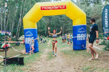 28 Haziran 2018 - Raubichi, Beyaz Rusya: maraton bitiş noktasına gelen böceği iz, 7 Raubichi, kadın