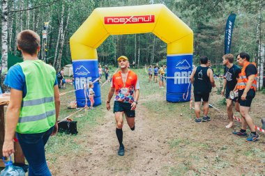 28 Haziran 2018 - Raubichi, Beyaz Rusya: maraton bitiş noktasına gelen böceği iz, 7 Raubichi, yakışıklı adam