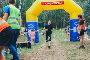 28 Haziran 2018 - Raubichi, Beyaz Rusya: maraton bitiş noktasına gelen böceği iz, 7 Raubichi, yakışıklı adam