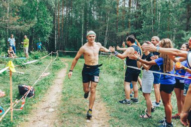 28 Haziran 2018 - Raubichi, Beyaz Rusya: insanlar ona tezahürat yaparken maraton böceği iz, 7 Raubichi, yakışıklı gömleksiz adam