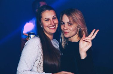 Ekim, 28-29, 2017 - Minsk, Beyaz Rusya: space sanat, parti adanmış için Halloween gece kulübünde, kulüpte ayakta ve kameraya bakıyor güzel genç kadın