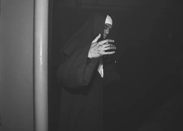 2017 민스크 벨로루시 할로윈 무서운 가톨릭 의상에서 남자의 흑인과 — 스톡 사진