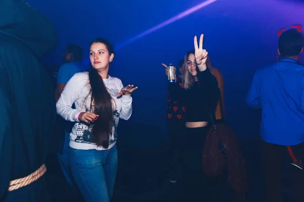 2017年10月28日至29日 明斯克 白俄罗斯 艺术空间 为万圣节奉献的派对 有吸引力的年轻女性在俱乐部跳舞 — 图库照片