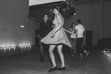 Ağustos, 4, 2018 - Minsk, Beyaz Rusya: siyah ve beyaz atış erkek ve kadın olay sırasında dans