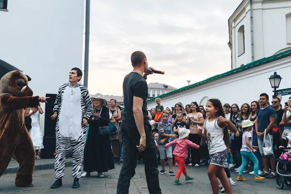 Septiembre 2018 Minsk Bielorrusia Hombre Con Micrófono Cantando Calle Frente — Foto de Stock