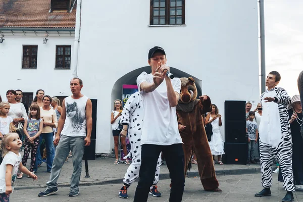 Septiembre 2018 Minsk Bielorrusia Hombre Con Micrófono Cantando Calle Frente — Foto de Stock