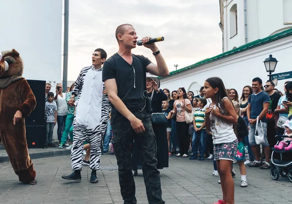 Septiembre 2018 Minsk Bielorrusia Hombre Con Micrófono Cantando Calle Frente — Foto de Stock