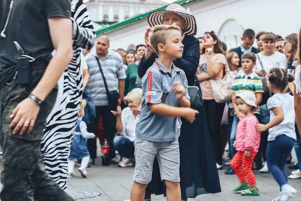 Septiembre 2018 Minsk Bielorrusia Fiestas Ciudad Grupo Personas Pie Calle — Foto de Stock