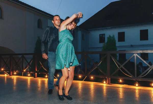 2018年8月4日 明斯克 白俄罗斯 男子和妇女在活动期间跳舞 — 图库照片