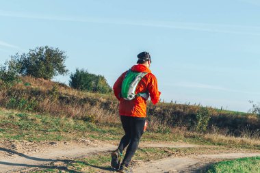 6 Ekim 2018 - Novogrudok, Beyaz Rusya, kale yolu: doğada koşan atletik genç adam