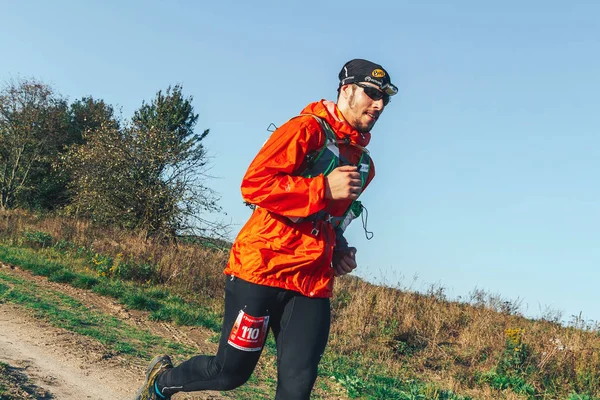 Oktober 2018 Novogrudok Hviterussland Castle Road Athletic Young Man Running – stockfoto