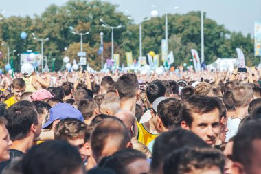 Eylül, 9, 2018 - Minsk, Beyaz Rusya: Yarı maraton, Minsk, grup insan sokakta başlamadan önce ısınma yapıyor