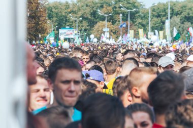 Eylül, 9, 2018 - Minsk, Beyaz Rusya: Yarı maraton, Minsk, grup insan sokakta başlamadan önce ısınma yapıyor