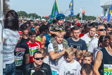 Eylül, 9, 2018 - Minsk, Beyaz Rusya: Yarı maraton, Minsk, grup insan sokakta başlamadan önce ısınma yapıyor