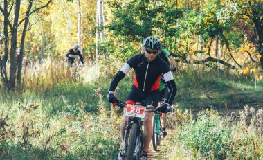 Ekim, 14, 2018 - Minsk, Beyaz Rusya: 2018 Olimpiyat çapraz ülke Kupası Xco Medvezhino, orman yolu boyunca bisiklet sürme erkekler içinde