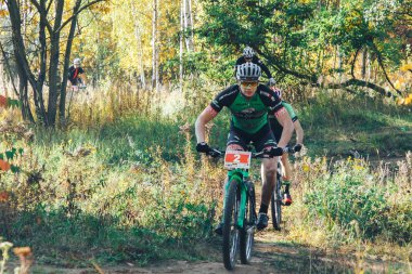 Ekim, 14, 2018 - Minsk, Beyaz Rusya: 2018 Olimpiyat çapraz ülke Kupası Xco Medvezhino, orman yolu boyunca bisiklet sürme erkekler içinde