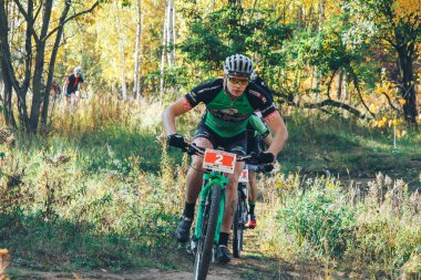 Ekim, 14, 2018 - Minsk, Beyaz Rusya: 2018 Olimpiyat çapraz ülke Kupası Xco Medvezhino, orman yolu boyunca bisiklet sürme erkekler içinde