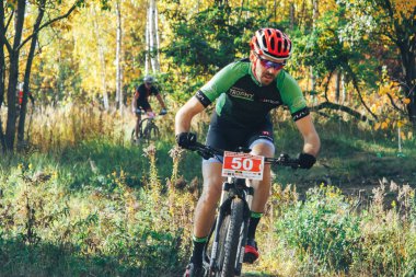 Ekim, 14, 2018 - Minsk, Beyaz Rusya: 2018 Olimpiyat çapraz ülke Kupası Xco Medvezhino, orman yolu boyunca bisiklet sürme erkekler içinde