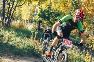 Ekim, 14, 2018 - Minsk, Beyaz Rusya: 2018 Olimpiyat çapraz ülke Kupası Xco Medvezhino, orman yolu boyunca bisiklet sürme erkekler içinde