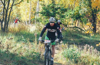 Ekim, 14, 2018 - Minsk, Beyaz Rusya: 2018 Olimpiyat çapraz ülke Kupası Xco Medvezhino, orman yolu boyunca bisiklet sürme erkekler içinde