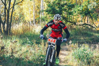 14 Ekim 2018, Minsk, Beyaz Rusya: 2018 Olimpiyat çapraz ülke Kupası Xco Medvezhino, adam binicilik bisiklet park içinde