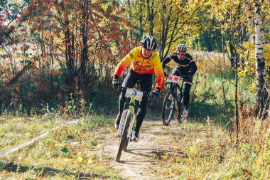 Ekim, 14, 2018 - Minsk, Beyaz Rusya: 2018 Olimpiyat çapraz ülke Kupası Xco Medvezhino, orman yolu boyunca bisiklet sürme erkekler içinde