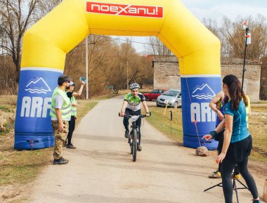 15 Nisan 2018, Krevo, Beyaz Rusya, Beetle iz: bisikletçi yarış bitiş çizgisinde gelen