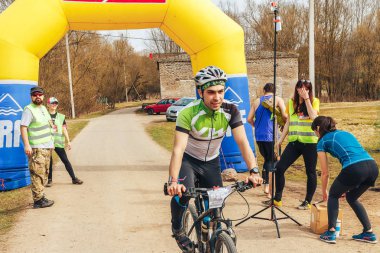 15 Nisan 2018, Krevo, Beyaz Rusya, Beetle iz: bisikletçi yarış bitiş çizgisinde gelen