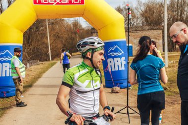 15 Nisan 2018, Krevo, Beyaz Rusya, Beetle iz: bisikletçi yarış yöneticileri ile konuşmak