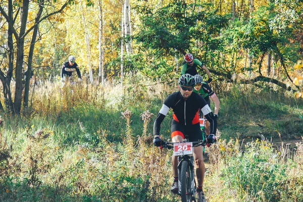 Ekim, 14, 2018 - Minsk, Beyaz Rusya: 2018 Olimpiyat çapraz ülke Kupası Xco Medvezhino, orman yolu boyunca bisiklet sürme erkekler içinde