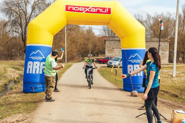 Abril 2018 Krevo Bielorrusia Beetle Trail Ciclista Llegando Meta Carrera — Foto de Stock