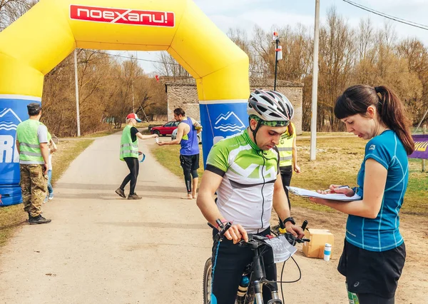 Abril 2018 Krevo Bielorrusia Beetle Trail Ciclista Hablando Con Gerentes — Foto de Stock