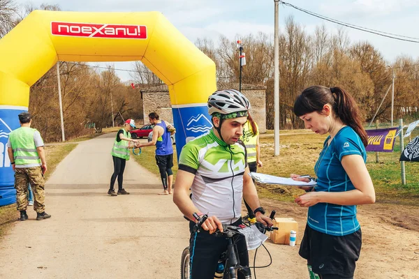 Abril 2018 Krevo Bielorrusia Beetle Trail Ciclista Hablando Con Gerentes — Foto de Stock