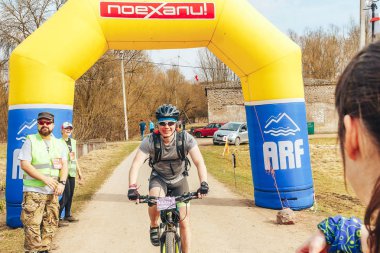 15 Nisan 2018, Krevo, Beyaz Rusya, Beetle iz: bisikletçi yarış bitiş çizgisinde gelen