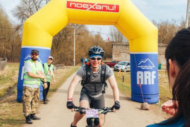 15 Nisan 2018, Krevo, Beyaz Rusya, Beetle iz: bisikletçi yarış bitiş çizgisinde gelen