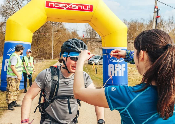 15 Nisan 2018, Krevo, Beyaz Rusya, Beetle iz: bisikletçi yarış bitiş çizgisinde gelen