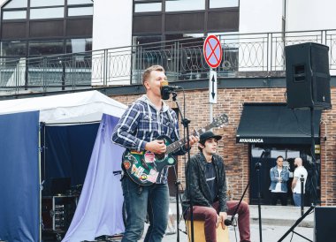 21 Temmuz 2018 - Minsk, Beyaz Rusya: adamla sokakta mikrofona gitar şarkı söyler
