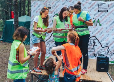 28 Haziran 2018 - Raubichi, Beyaz Rusya: maraton bitirmek aşamada ayakta böceği iz, 7 Raubichi, yarış yöneticileri